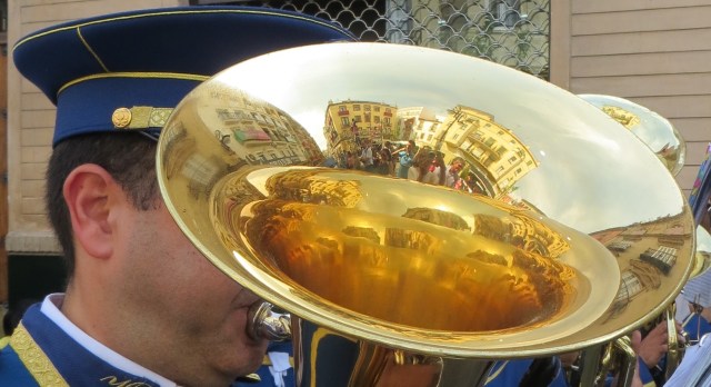 look closely and you'll see deane's horn...he he